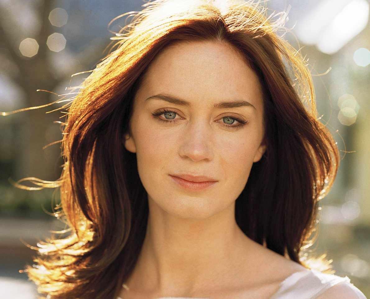 &#91;303&#93; &#91;POLLING&#93; Emily blunt Vs Nina Zatulini (75% mirip)