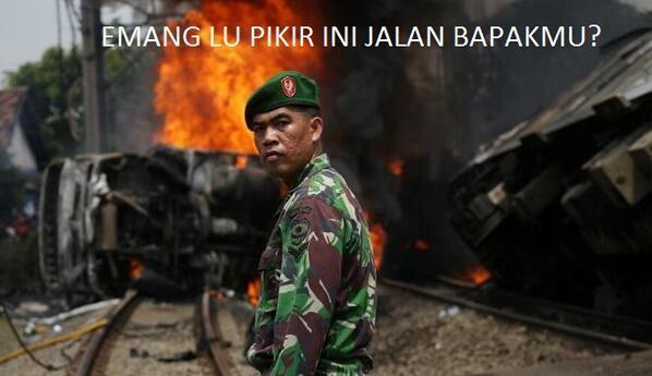 Menabrak Pemotor Yang Melawan Arus, Mobil Dirusak Warga