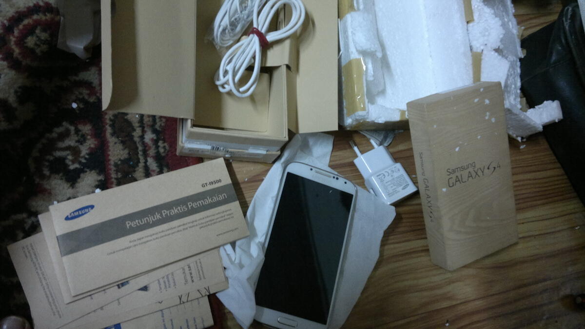 SAMSUNG GALAXY S4 GT-I9500 SECOND. MASIH ADA GARANSI SEIN