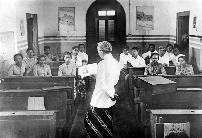 Menelusuri Jejak Asal Mula Sekolah