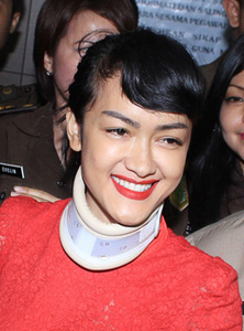 Foto-foto JUPE sedang pakai Cervical Collar atau Penyangga Leher