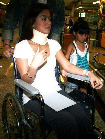 Foto-foto Agnes Monica sedang pakai Cervical Collar dan Kursi Roda