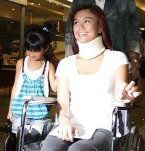 Foto-foto Agnes Monica sedang pakai Cervical Collar dan Kursi Roda