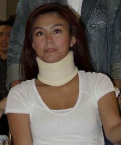 Foto-foto Agnes Monica sedang pakai Cervical Collar dan Kursi Roda