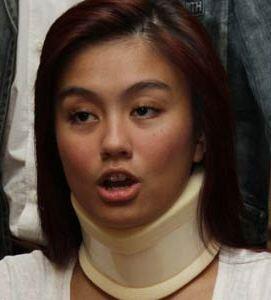 Foto-foto Agnes Monica sedang pakai Cervical Collar dan Kursi Roda