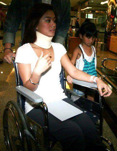 Foto-foto Agnes Monica sedang pakai Cervical Collar dan Kursi Roda