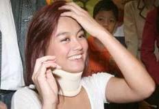 Foto-foto Agnes Monica sedang pakai Cervical Collar dan Kursi Roda