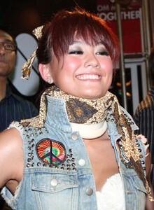 Foto-foto Agnes Monica sedang pakai Cervical Collar dan Kursi Roda