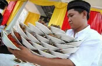 HAL HAL YANG HANYA AKAN AGAN TEMUKAN DI RUMAH MAKAN PADANG