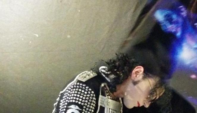 Heboh "Hantu" Michael Jackson Tertangkap Kamera Terlihat kilatan cahaya biru
