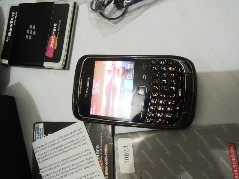 Garage Sale ! Blackberry Curve 3G 9300 Murah Apa Adanya dan Santai