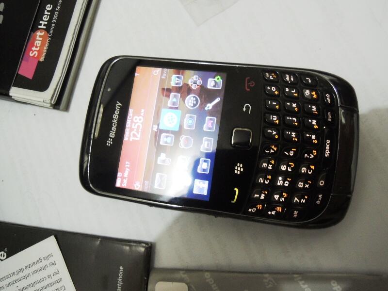 Garage Sale ! Blackberry Curve 3G 9300 Murah Apa Adanya dan Santai