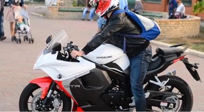 Hyosung Motor Bermesin 250cc, Bergaya Ala Moge, Pengen Moge 1000cc, Beli Ini Aja Gan.