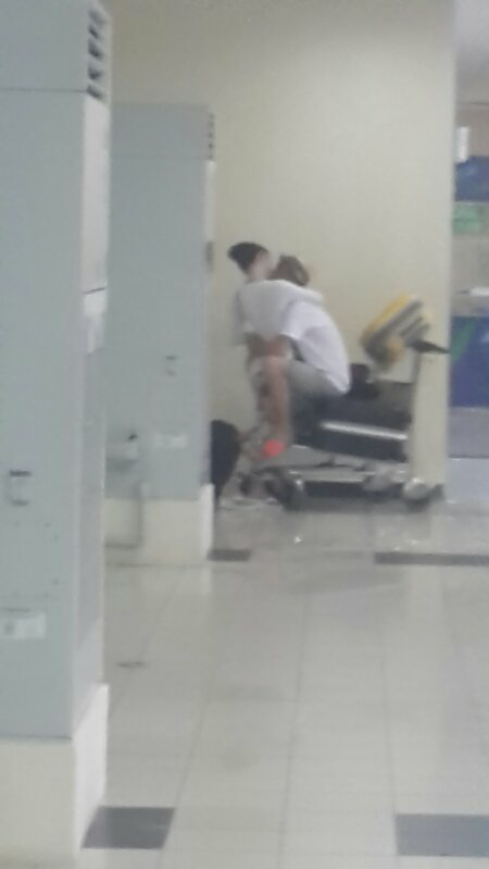 pemandangan unik di bandara samratulangi manado..