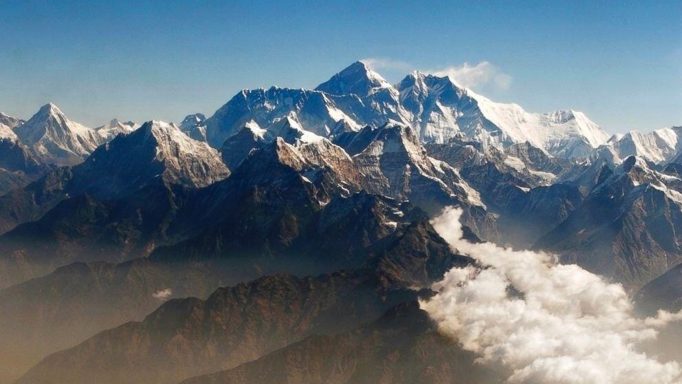 Mengapa di puncak gunung Everest ditemukan fosil hewan laut?