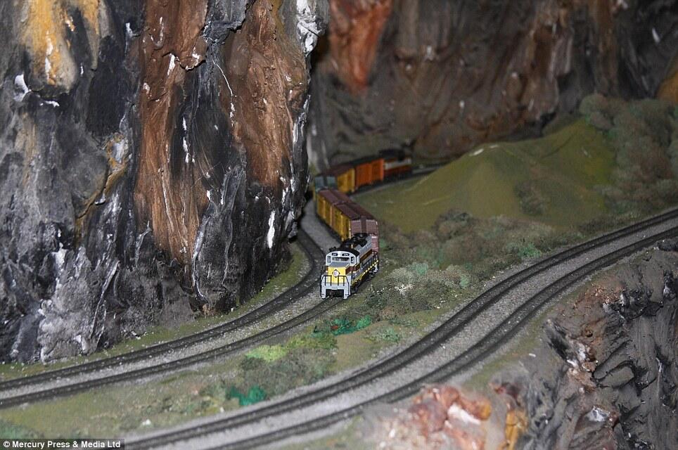 Buat Miniatur Kereta Api Terbesar Selama 16 Tahun