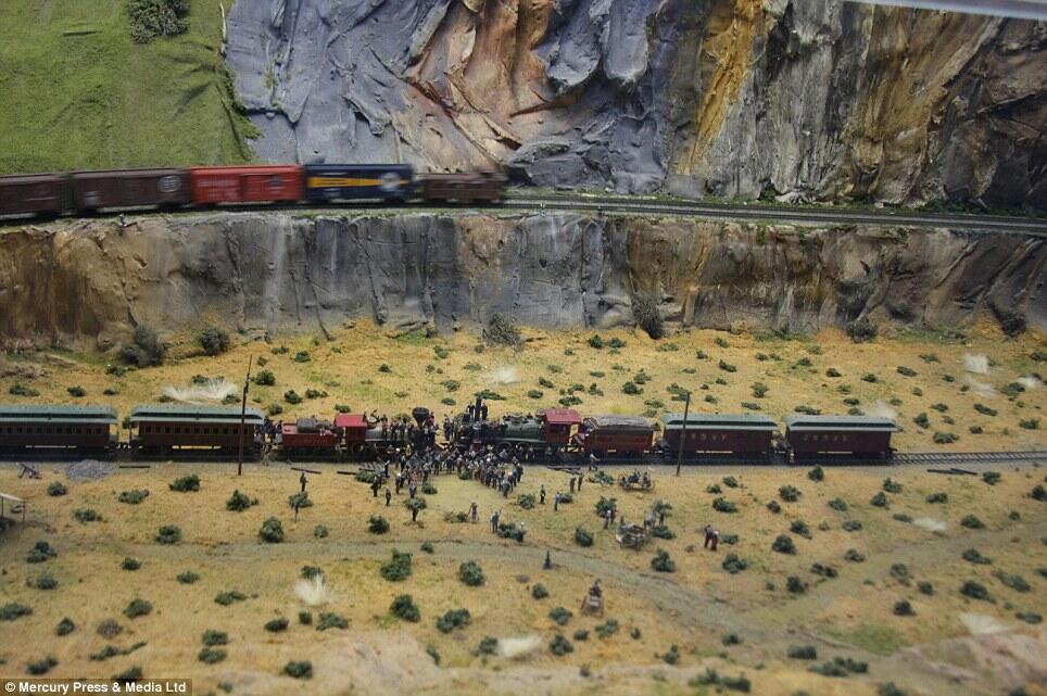 Buat Miniatur Kereta Api Terbesar Selama 16 Tahun