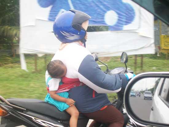 Berani Naik Motor Ngebut Saat Begini?