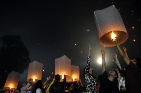 Indahnya Langit Borobudur Saat Festival Lampion Waisak 2558 Gan 