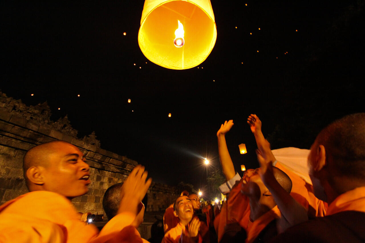 Indahnya Langit Borobudur Saat Festival Lampion Waisak 2558 Gan 