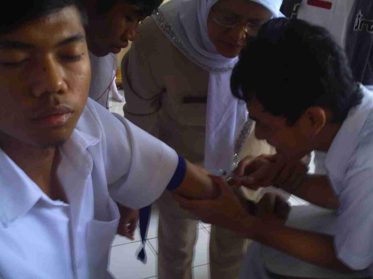 Ngakak nih gan ekspresi pas mau disuntik