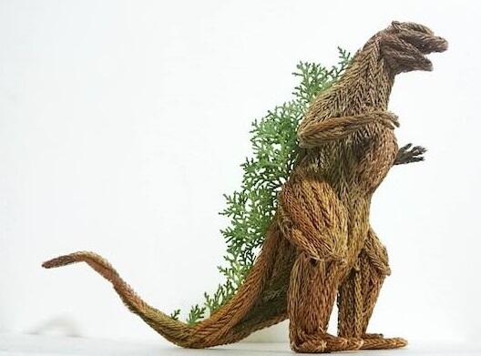 Kreasi Godzilla dari bagian pohon cemara - Tampak kren &amp; garang