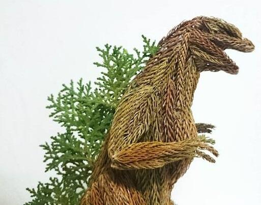 Kreasi Godzilla dari bagian pohon cemara - Tampak kren &amp; garang