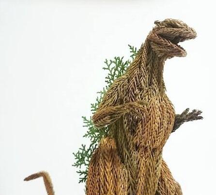 Kreasi Godzilla dari bagian pohon cemara - Tampak kren &amp; garang