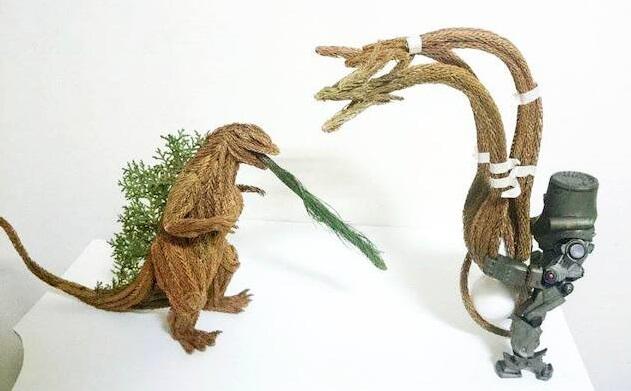 Kreasi Godzilla dari bagian pohon cemara - Tampak kren &amp; garang