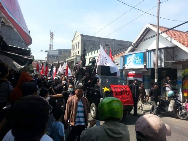 Unjuk Rasa Penolakan Ditutupnya Lokalisasi Dolly Surabaya