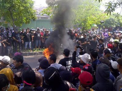 Unjuk Rasa Penolakan Ditutupnya Lokalisasi Dolly Surabaya