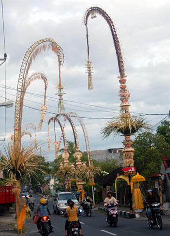 Gambaran besar Penjor Galungan di Bali