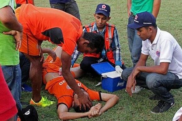 VIDEO Detik-Detik Tabrakan Antara Akli Fairuz Dengan Kiper PSAP, Selamat jalan Akli