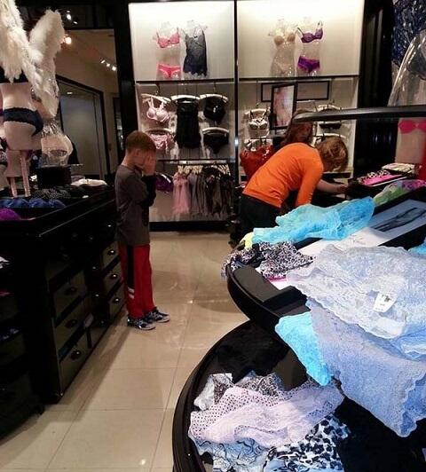 Inilah yg terjadi apabila membawa anak-anak pergi shopping
