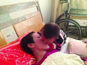(kisah nyata)Seorang Anak Mengunyahkan Makanan Untuk IBU Yang Lumpuh