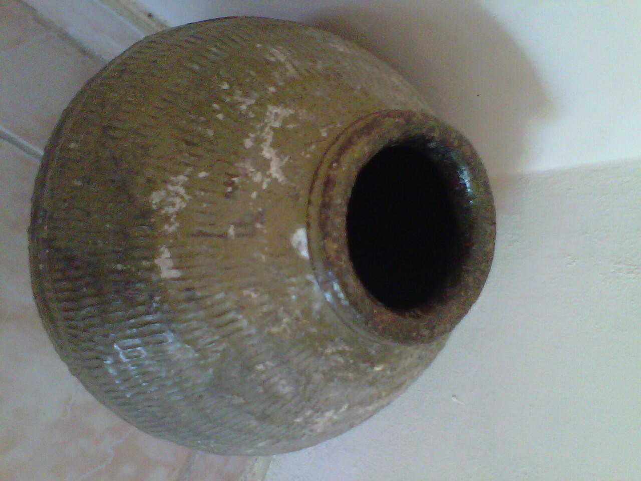 Guci antik, koin dan porselen