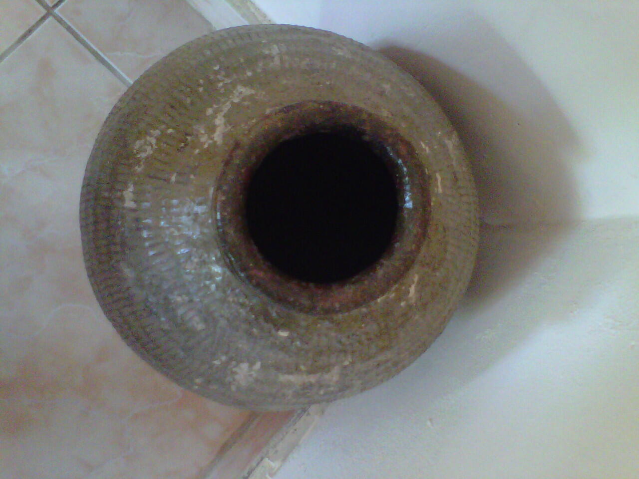 Guci antik, koin dan porselen