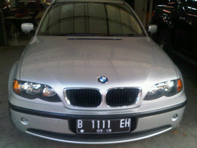 WTS : BMW 318i E46 2003 , tangan 1 , AT , silver , mulusss...