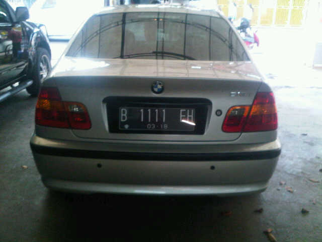 WTS : BMW 318i E46 2003 , tangan 1 , AT , silver , mulusss...