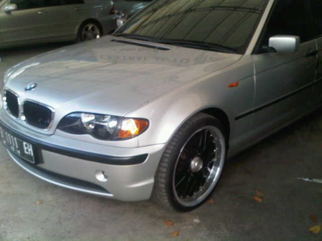 WTS : BMW 318i E46 2003 , tangan 1 , AT , silver , mulusss...