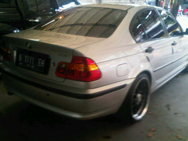 WTS : BMW 318i E46 2003 , tangan 1 , AT , silver , mulusss...