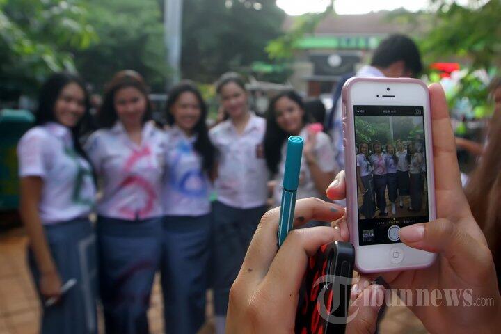 Foto Kegembiraan Anak-Anak SMA yang Lulus UN