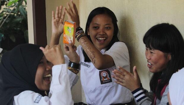 Foto Kegembiraan Anak-Anak SMA yang Lulus UN