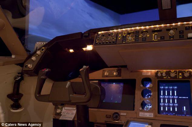 Gagal Jadi Pilot, Orang Ini Membangun Kokpit Pesawat Sendiri Di Rumah