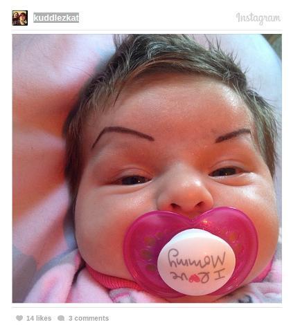Bayi-bayi Ini Wajahnya Dihias dengan Gambar Alis