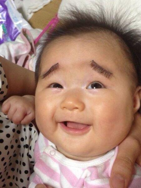 Bayi-bayi Ini Wajahnya Dihias dengan Gambar Alis
