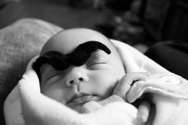 Bayi-bayi Ini Wajahnya Dihias dengan Gambar Alis