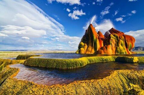 Fly Geyser, pancuran air panas unik berwarna pelangi