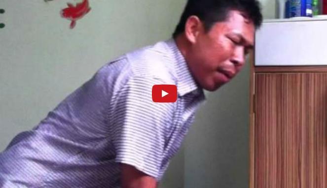 Dia mendendangkan lagu Prabowo saat memijat para pelanggannya.