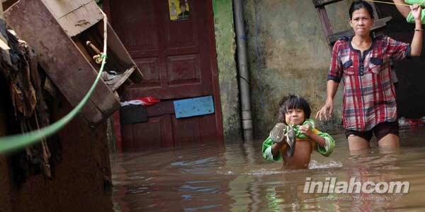 Banjir Belum Teratasi Ribuan Rumah Warga di Kampung Pulo Terendam Banjir